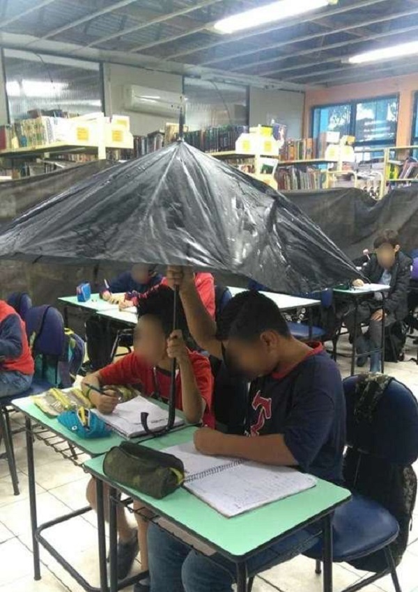 Tr S Passos News Alunos De Escola Utilizam Guarda Chuva Dentro De