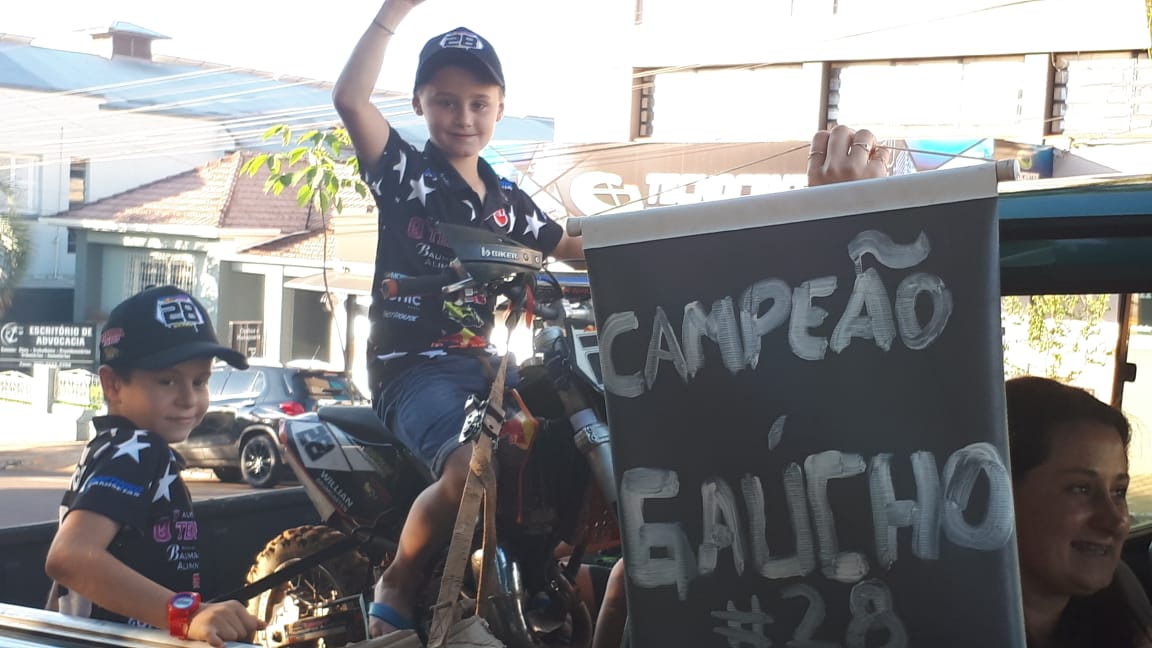 Três Passos News Vídeo Carreata de menino campeão gaúcho de