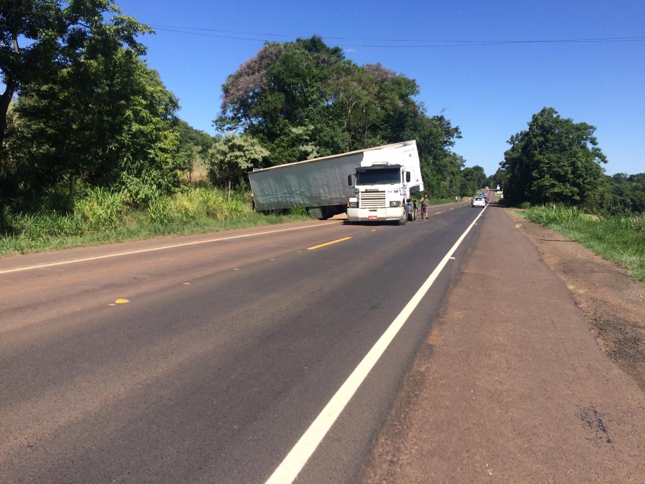 Tr S Passos News Carreta Cai Em Valeta Ao Acessar A Br Em Tr S