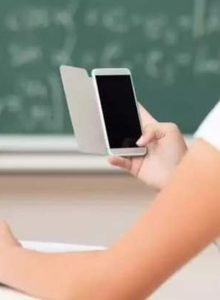 Governo federal prepara projeto de lei para proibir celular nas escolas