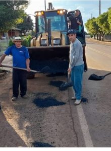 Operação tapa-buraco no alargamento da Avenida Rio Branco, em Esperança do Sul