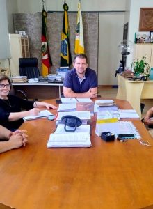 Prefeito em Exercício de Três Passos discute parcerias com Escola Estadual Padre Gonzales