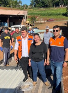 Material para cobertura de residências danificadas por temporal chega a Esperança do Sul