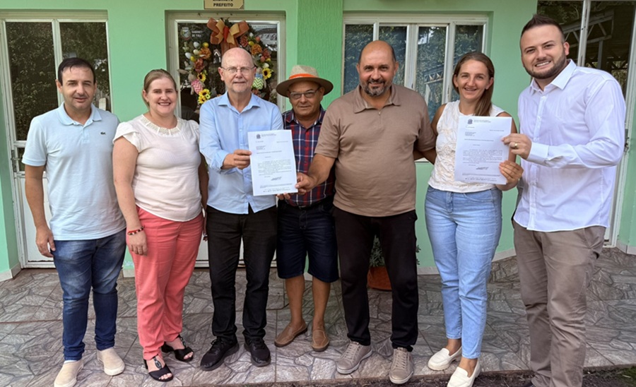 Entrega de emenda parlamentar para a área de agricultura de Tiradentes do Sul