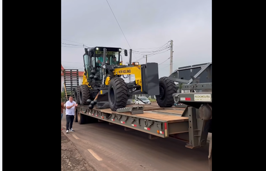 Motoniveladora adquirida pela Administração Municipal chega a Esperança do Sul
