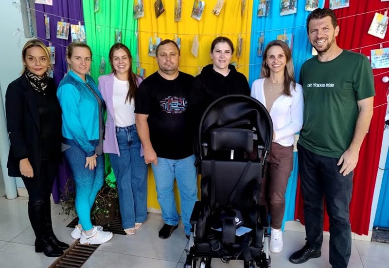 Educação inclusiva avança em Três Passos com entrega de cadeiras de elevação
