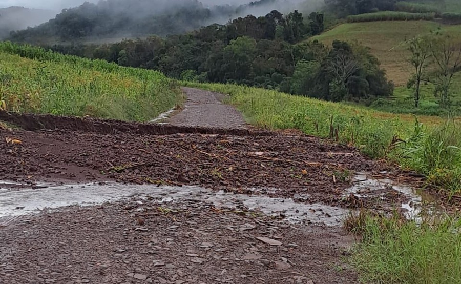 Chuvas intensas causam danos em estradas no interior de Esperança do Sul