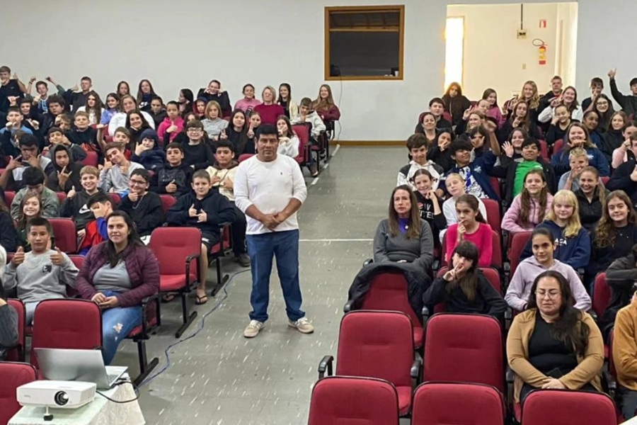 Estudantes participam de roda de conversa sobre cultura indígena em Humaitá
