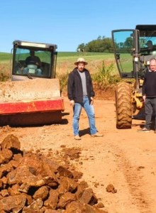 Prefeito em exercício Délcio Seibel visita obras de melhoramento das estradas em Humaitá