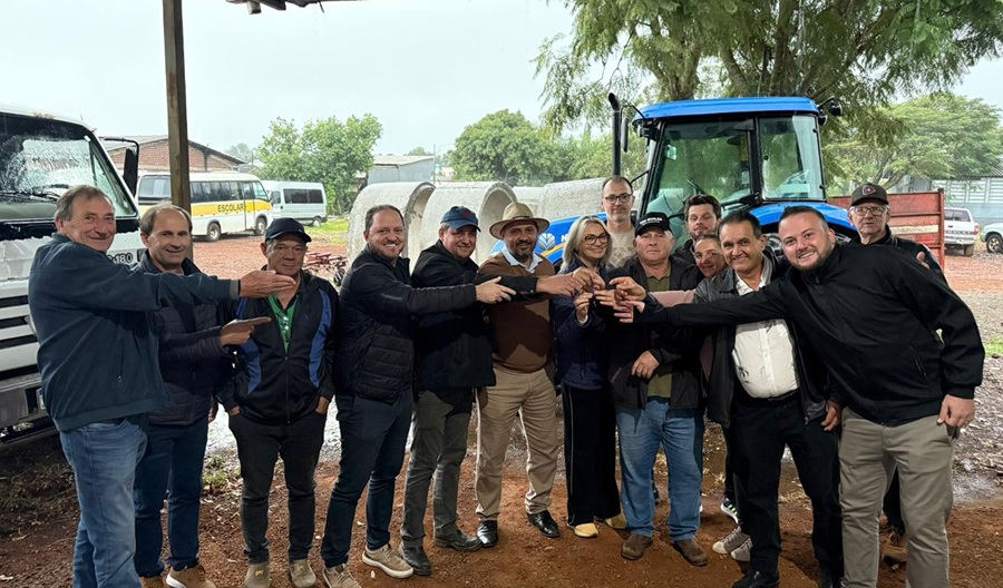 Tiradentes do Sul recebe novo trator para fortalecer a agricultura