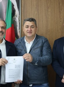 Prefeito Ademir assina convênio da Consulta Popular em Porto Alegre