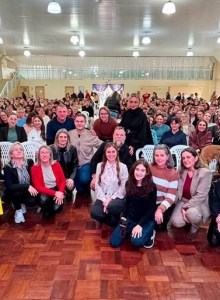 Formação Continuada de Professores 2026 é aberta com palestra de Marcos Piangers em Três Passos