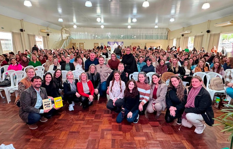 Formação Continuada de Professores 2026 é aberta com palestra de Marcos Piangers em Três Passos