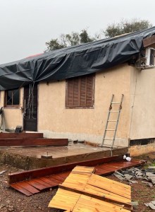 Chuva intensa e vendaval causam prejuízos em Esperança do Sul