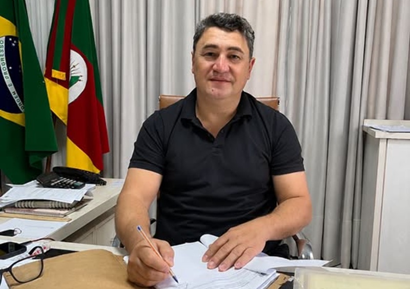 Prefeito assina a homologação para a construção de 20 casas em Esperança do Sul