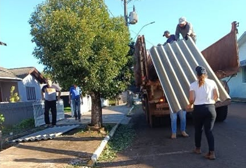 Esperança do Sul entrega telhas para moradores atingidos por temporal