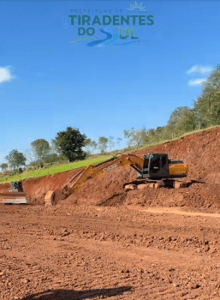Prefeitura realiza terraplanagem para ampliação da produção de suínos em Tiradentes do Sul
