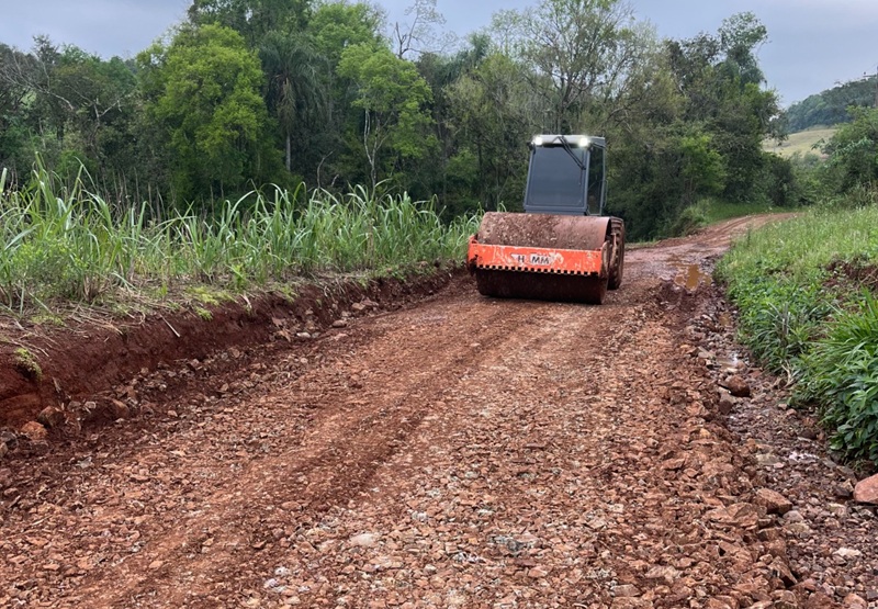 Secretaria de Obras realiza recuperação de estradas em Esperança do Sul