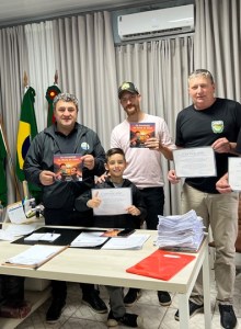 Livro com erros propositais transforma leitura em exercício de investigação nas escolas