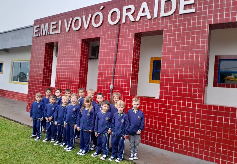 Uniformes escolares são entregues às escolas municipais em Tiradentes do Sul