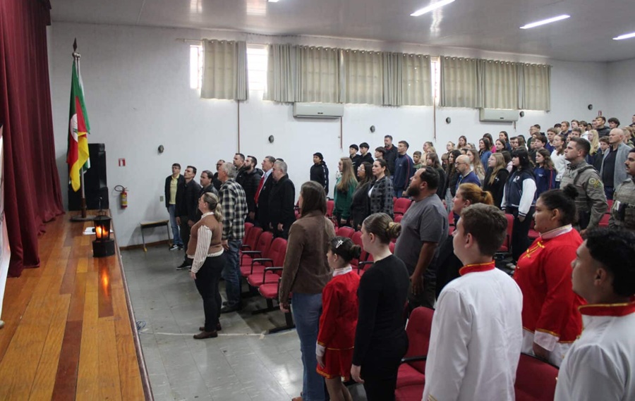 Abertura da Semana da Pátria em Humaitá presta homenagem póstuma ao professor Milton Ody