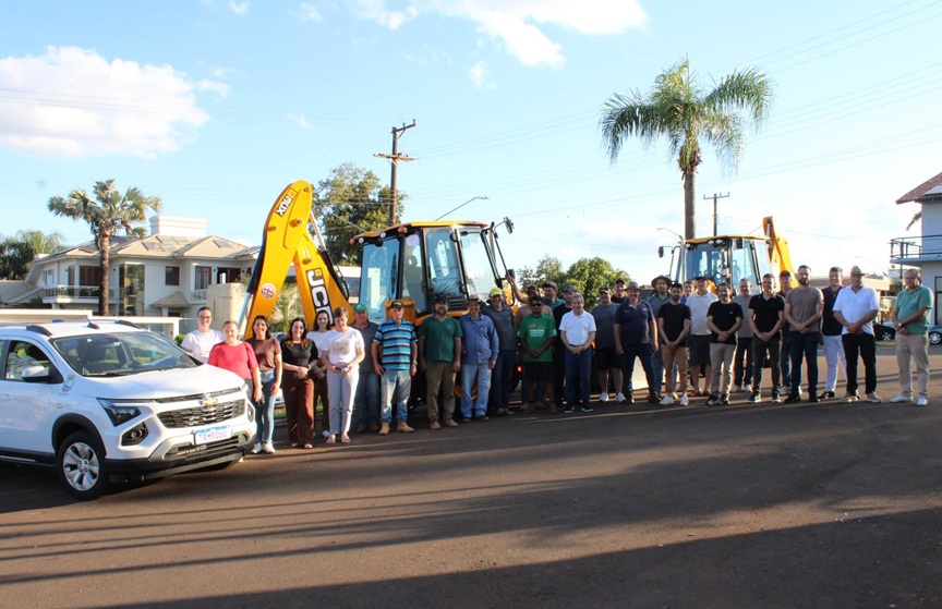 Prefeitura de Humaitá recebe duas novas retroescavadeiras e uma Spin