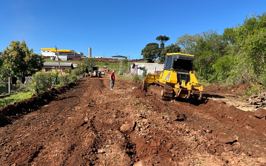 Iniciada terraplanagem para pavimentação da rua Lori Walbring em Esquina Pedrali
