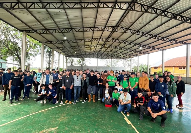 Alunos das escolas do campo de Três Passos participam de Dia de Campo na ETEC