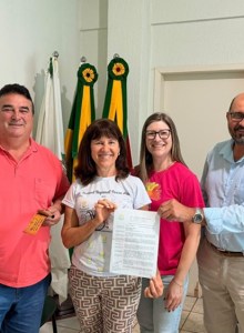 Prefeito de Tiradentes do Sul recebe representantes da APAE de Três Passos