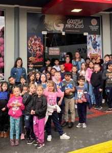 Alunos das escolas Esperança e Independência participam de momento especial no cinema