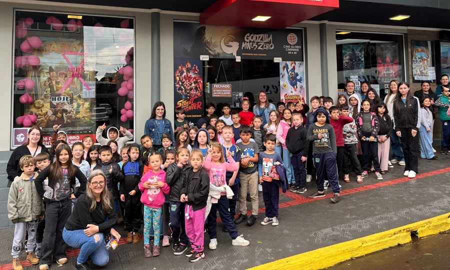 Alunos das escolas Esperança e Independência participam de momento especial no cinema